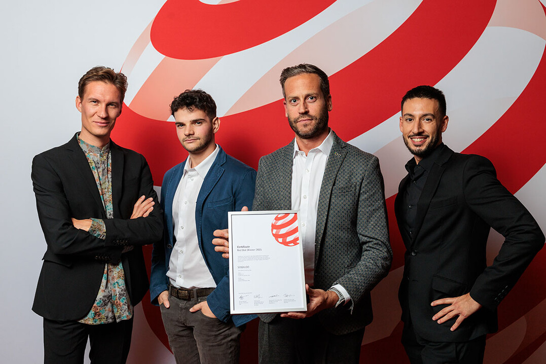 Nahmen den Preis freudig entgegen: Giovanni Cunico (Key Account Manager, Crispy Bacon), Nicola Pozza (Software Developer, STIGA), Matteo Bonilauri (Program Manager Connected Solutions, STIGA) und Davide Cremonesi (Chief Design Officer, Crispy Bacon) (v.l.n.r.)