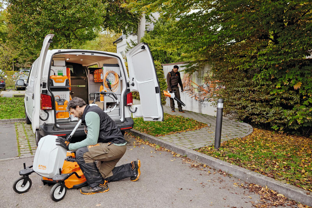 Stihl bietet mobile Lager- und Ladelösungen für Akkugeräte – vom „bottTainer“ für die Transporterpritsche (oben) über den kompletten Fahrzeug-Innenausbau „bott Vario 3“ (links) bis zum Elektrofahrzeug Goupil „powered by Stihl“.
