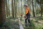 Die Reichweite des Konferenzsystems von STIHL ADVANCE ProCOM beträgt bis zu 600 Meter. Gleichzeitig wirkt jedes Headset als Verstärker und erhöht die Gesamt-Reichweite des Systems. Via Bluetooth können bei Bedarf zusätzlich auch handgetragene Sprechfunkgeräte in die Kommunikation integriert werden. Darüber hinaus ist die Kopplung des eigenen Smartphones möglich, so dass Anwender telefonieren oder Musik hören können, ohne dafür das Smartphone zur Hand zu nehmen.