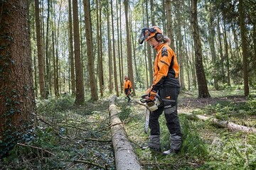 Die Reichweite des Konferenzsystems von STIHL ADVANCE ProCOM betrgt bis zu 600 Meter. Gleichzeitig wirkt jedes Headset als Verstrker und erhht die Gesamt-Reichweite des Systems. Via Bluetooth knnen bei Bedarf zustzlich auch handgetragene Sprechfunkgerte in die Kommunikation integriert werden. Darber hinaus ist die Kopplung des eigenen Smartphones mglich, so dass Anwender telefonieren oder Musik hren knnen, ohne dafr das Smartphone zur Hand zu nehmen. 