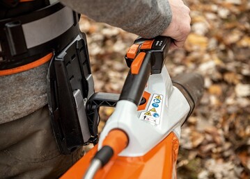 Macht ordentlich Wind und lsst sich dabei komfortabel und ermdungsarm fhren: Beim STIHL BGA 200 sorgen zahlreiche Details wie das speziell entwickelte Komfort-Tragsystem dafr, die Krfte des Anwenders auch bei lngeren Arbeitseinstzen zu schonen. 