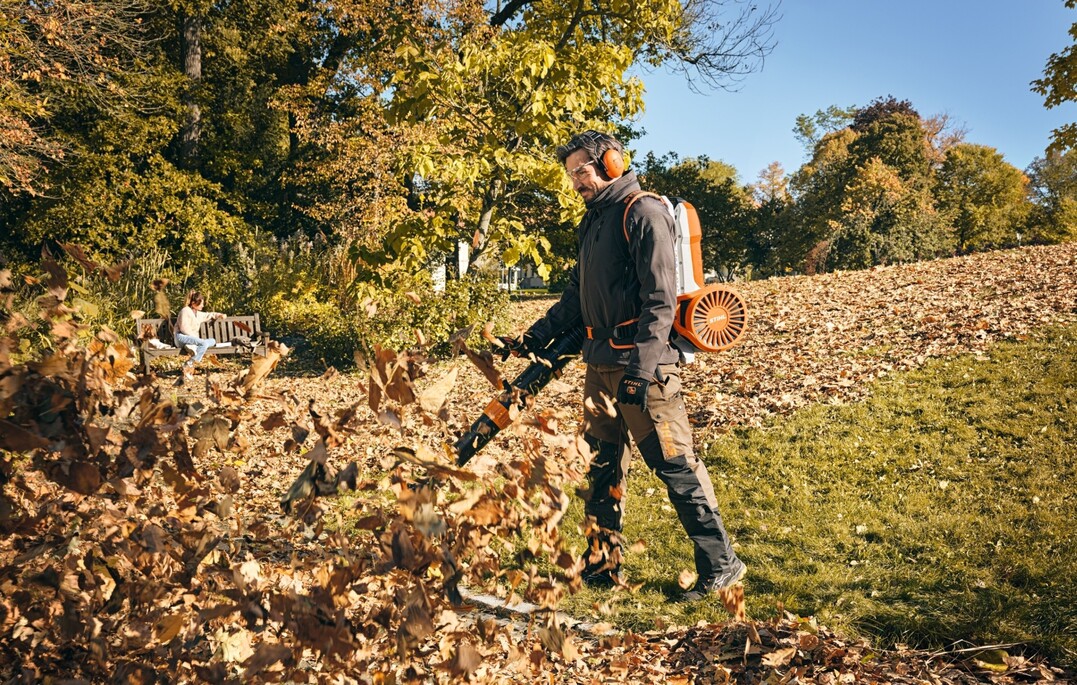 Das STIHL BGA 300 zeichnet sich insbesondere durch seine sehr hohe
Luftgeschwindigkeit von 86 m/s aus, die es ermglicht, auch nasses, schweres
Herbstlaub effektiv und schnell zu entfernen.