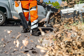 Mit dem Stihl BGA 86 krfteschonend, geruscharm und abgasfrei subern.