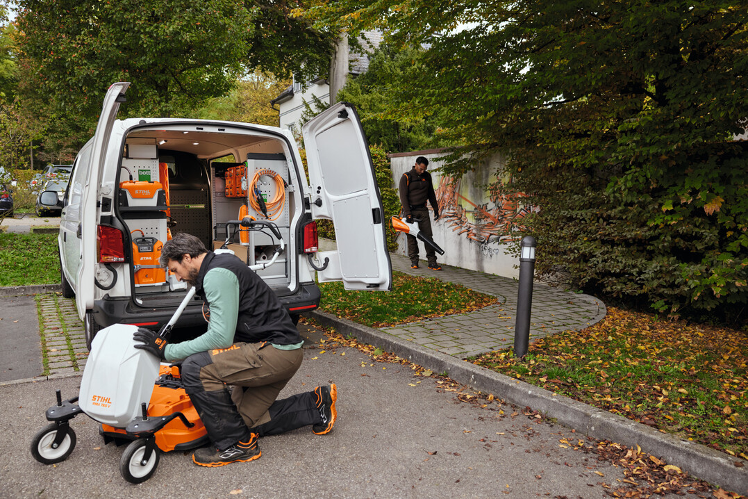Die Akkus aus dem STIHL AP-System knnen mit dem bott vario3 powered by STIHL Ausbausystem ber Nacht im Fahrzeug verbleiben und dort geladen werden. Dem sofortigen Start in den Arbeitstag steht so nichts im Wege.