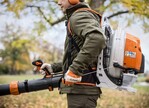 Mit einer Blaskraft von 41 Newton ist das neue BR 800 C-E das Flaggschiff unter den Blasgeräten von STIHL.