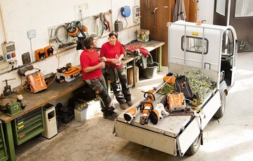 An zentraler Stelle im Betrieb installiert  z.B. in der Werkstatt , liest die STIHL connected Box automatisch die Gertedaten aus und bermittelt diese Informationen an die STIHL Cloud. Damit haben die Verantwortlichen im Betrieb jederzeit einen berblick ber den Status ihrer Gerte. 