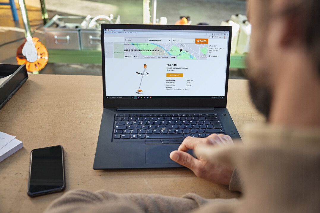 Profis aus Galabau und Kommunen k�nnen im STIHL connected Portal alle relevanten Informationen zur Planung und Organisation ihrer Aktivit�ten und Eins�tze anlegen und diese schnell und �bersichtlich abrufen. Au�erdem bietet die auf dem Smartphone oder Tablet installierte STIHL connected App einen schnellen �berblick �ber die Ger�tedaten oder den Standort.