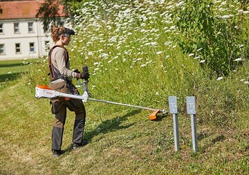 Die professionelle Akku-Motorsense FSA 135 ist fr lange Arbeitseinstze konzipiert. Sie ist perfekt ausbalanciert und berzeugt durch ihr geringes Gewicht sowie durch exzellente Schnittleistung bei optimaler Energie-Effizienz. 