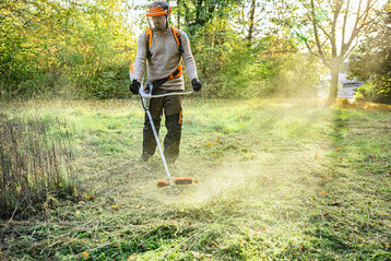 Die Akku-Motorsense STIHL FSA 200 ist fr lange Arbeitseinstze konzipiert. Sie ist perfekt ausbalanciert und hlt dank des serienmigen Antivibrationssystems die Belastung von Gelenken und Muskulatur der Anwender gering.