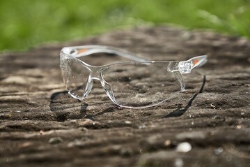 Durch ihre gebogene Scheibenform bietet die neue Schutzbrille STIHL FUNCTION Slim einen groen Schutzbereich auch an den Seiten.