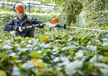 Der leichte Akku-Heckenschneider STIHL HLA 66 aus dem STIHL AP-System zeigt seine Strken beim Rckschnitt von hheren Hecken und bei der Pflege von bodennahen Gehlzen. 