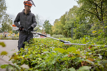  Der Akku-KombiMotor STIHL KMA 135 R ermglicht die professionelle Rundum- Grnpflege, ohne dabei das Umfeld durch Lrm oder Abgasemissionen zu stren.
