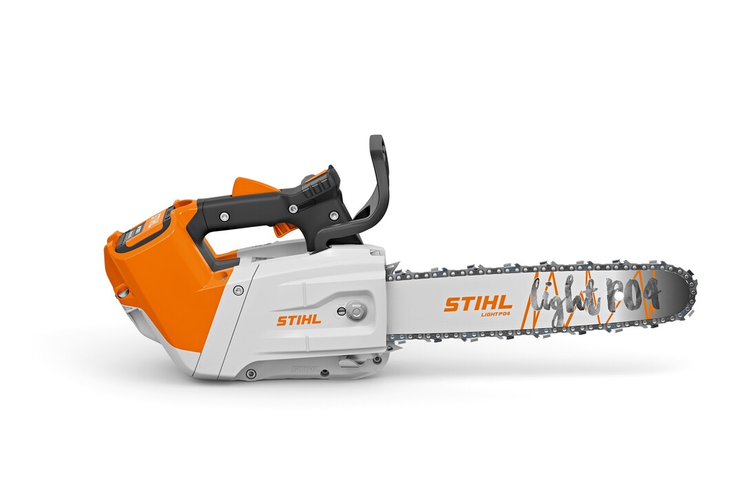 Die Akku-Baumpflegesäge STIHL MSA 220 TC-O zeichnet sich durch ihre kompakten Abmessungen aus. Mit ihrer schmalen Schneidgarnitur punktet sie gleichzeitig mit hoher Schnittleistung und ist damit das ideale Werkzeug für professionelle Pflegearbeiten im Baum. Die zum Betrieb erforderliche Energie liefert der Akku AP 300 S, der für die zentrale Kontrolle und Analyse von Ladestand und Nutzungsdauer auch in das Flottenmanagementsystem STIHL connected eingebunden werden kann.