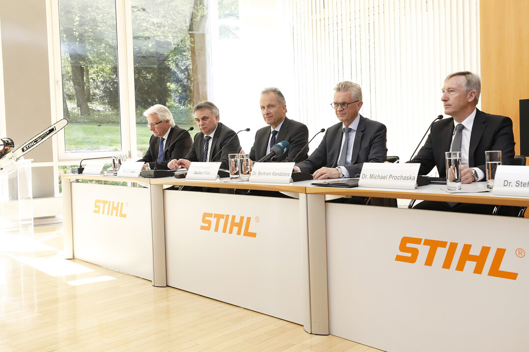 STIHL Bilanz-Pressekonferenz 2018. Der Vorstand von links nach rechts: Wolfgang Zahn, Karl Angler, Norbert Pick, Dr. Bertram Kandziora (Vorstandsvorsitzender) und Dr. Michael Prochaska. 