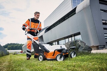Der Mono-Komfortlenker des neuen Profi-Akku-Mhers STIHL RMA 765 V erleichtert die Entnahme des Grasfangkorbs. Dank der Zero Turn-Funktion der Vorderrder ist der Mher trotz groer Schnittbreite extrem wendig und handlich.