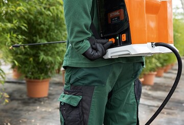 Ein Manometer an der Spritzpistole informiert whrend des Arbeitsvorgangs ber den aktuellen Arbeitsdruck. ber einen seitlich am SGA 85 befindlichen Drehregler kann dieser schnell und einfach angepasst werden, ohne dabei das Gert absetzen zu mssen. 