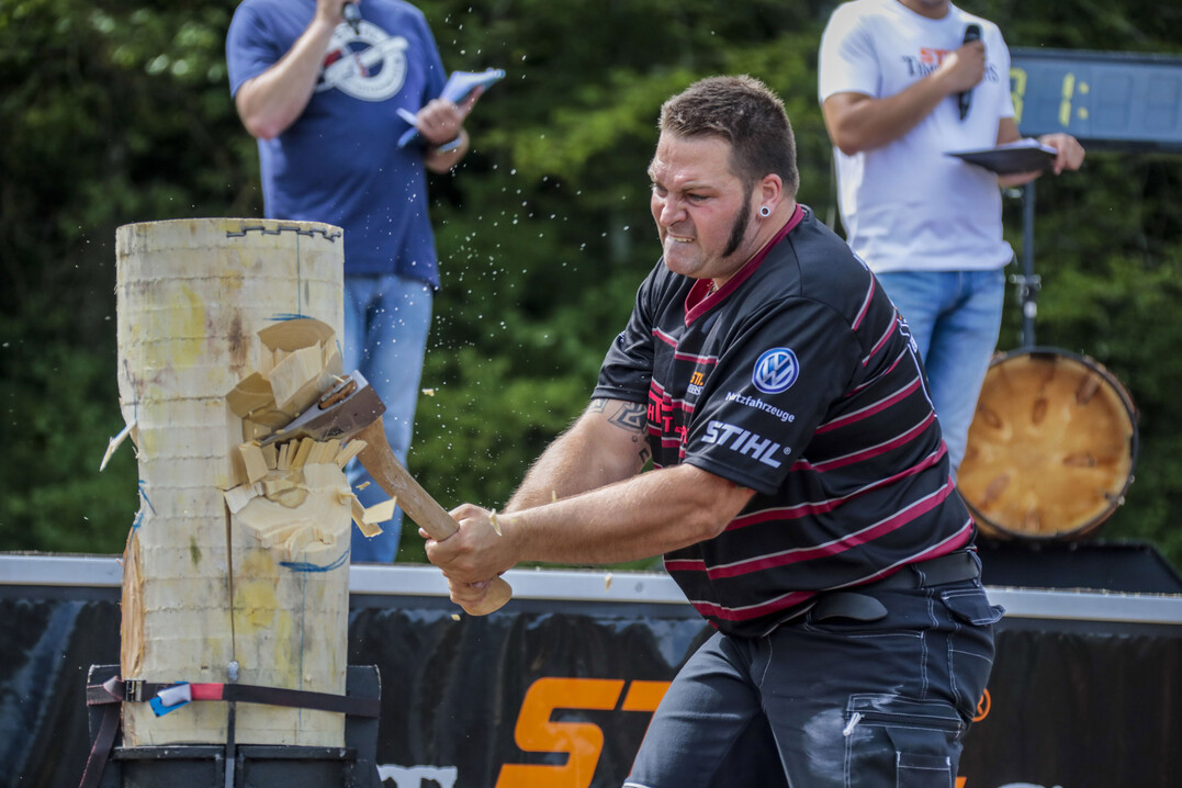 Nils Müller beim Standing Block Chop.