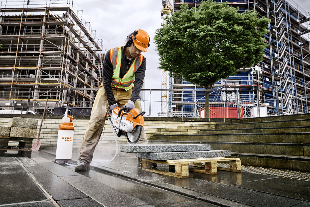 Der neue, leistungsstarke Akku-Trennschleifer STIHL TSA 350 ist universell einsetzbar und schneidet mineralische wie auch metallische Bauwerkstoffe bis zu 125 mm St�rke schnell und pr�zise.