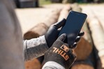 Die innovativen Handschuhe STIHL FUNCTION SensoTouch ermöglichen die Bedienung von Smartphones und Tablets, ohne vorher die Handschuhe ausziehen zu müssen.