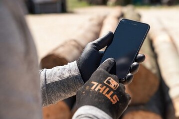 Die innovativen Handschuhe STIHL FUNCTION SensoTouch ermglichen die Bedienung von Smartphones und Tablets, ohne vorher die Handschuhe ausziehen zu mssen. 