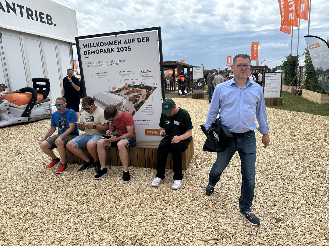 Sitzgelegenheiten - hier bei Stihl - bieten willkommene Gelegenheit fr eine Rast.