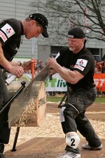 Dirk Braun, der Sieger des Forst live Cups 2009,entschied auch die Disziplin Single Buck für sich. Mit einer Handzugsäge schnitt er in der neuen europäischen Bestzeit
von 13,64 Sekunden eine Holzscheibe vom Stamm