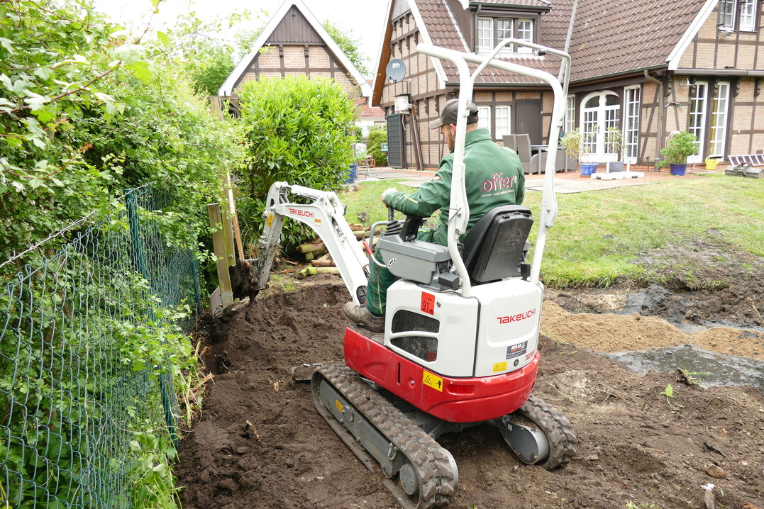 Der Takeuchi TB 210 R ist klein und 1,15 t leicht, reit aber trotzdem Baumwurzeln raus.