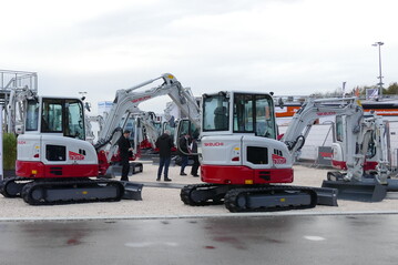 Die neuesten Takeuchi Kompaktbagger: Der TB 335 R mit 3,7 t und der TB 350 mit 5 t.