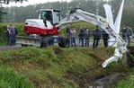 Der Takeuchi TB 295 W ist mit dieser Ausrüstung bestens für den Einsatz im Gelände und an Gewässern geeignet.