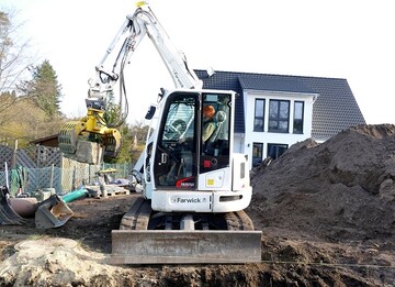 Der Takeuchi TB 257 FR-WS bentigt extrem wenig Platz um seine kraftvolle Arbeit zu verrichten.