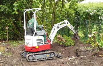 Auch wenn es eng wird, kann der Takeuchi Minibagger TB 210R seine volle Leistung bringen.