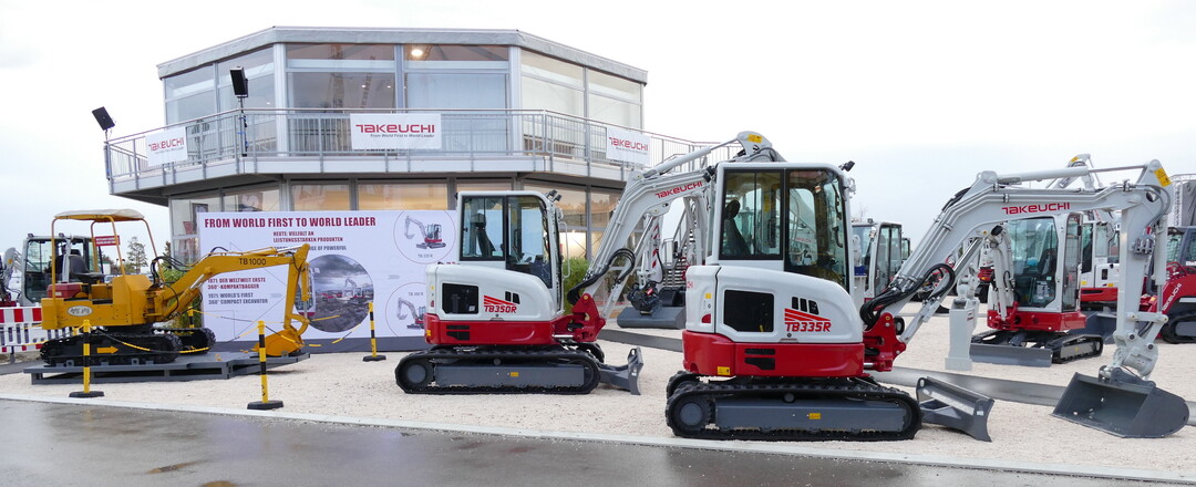 Seit 50 Jahren ist Takeuchi immer an der Spitze der Mobilbaggerentwicklung. Links das erste  50 Jahre alte  Model TB 1000; rechts die neuesten Kompaktbagger TB 350 R und TB 335 R.