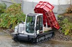 Der Takeuchi Dumper TCR50-2 transportiert 3,7 t auch unter schwierigsten Bedingungen.