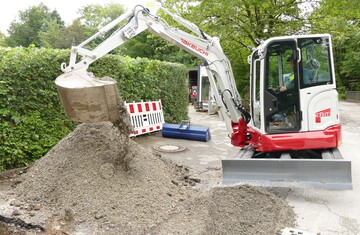 Minimaler Heckberstand macht die Arbeit des Takeuchi TB 335 R zu einer sicheren Sache.