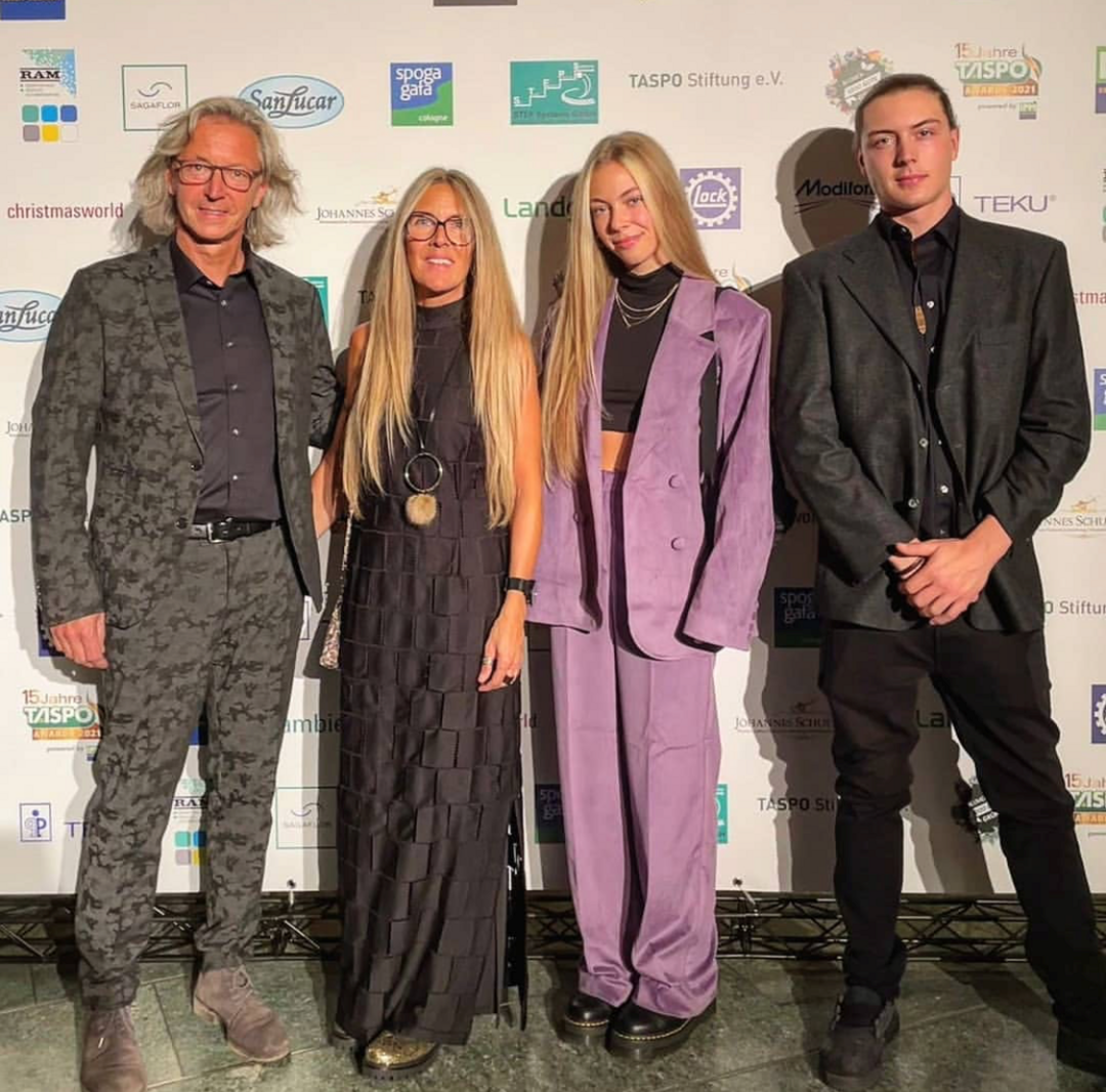    Jochen, Gabi, Mara und Falk Thomann durften sich ber den 2. Platz bei den Ausbildungskonzepten freuen. Der 1. Platz ging an die Vornholt GmbH. 