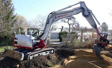 Der 15-t-Kompaktbagger Takeuchi TB 2150 C ist umfangreich ausgerstet. Unter anderem mit einem Schwenkrotator der das Bewegen der Schaufel in alle Richtungen mglich macht.