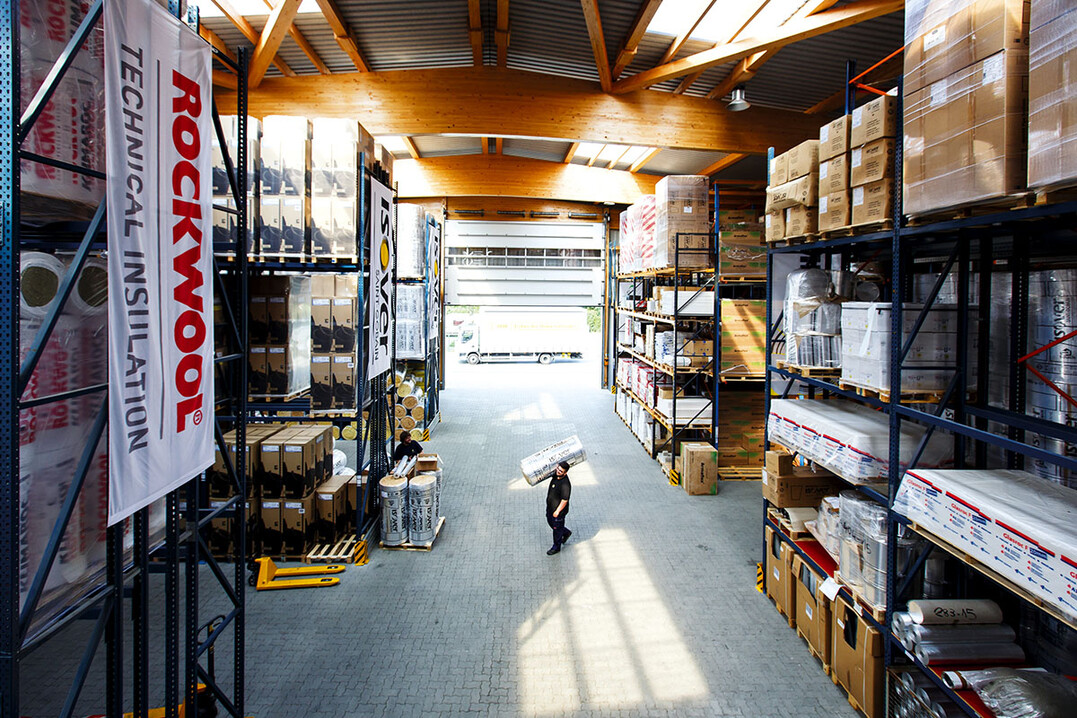 TDH Hamburg: Gegründet wurde die inhabergeführte TDH im Jahr 1997 in Hamburg. Derzeit beschäftigt der Standort Hamburg ca. 34 Mitarbeitende im Büro, Lager (Foto Lagerhalle) und im Fuhrpark. Die Lagerfläche erstreckt sich auf ca. 5000m².