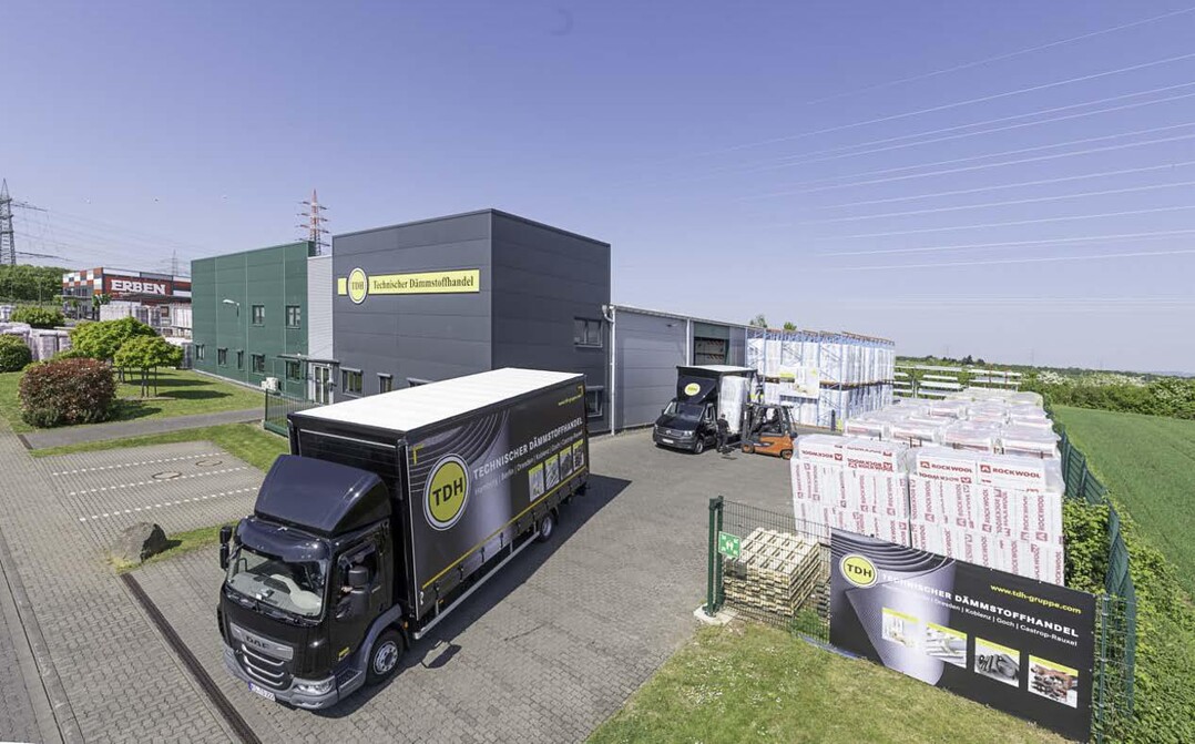 TDH Koblenz: Eigener Fuhrpark / Stapler (Fotos): Ursprünglich wurde der Standort Koblenz als WKA Dämmstoffe GmbH im Jahre 2003 gegründet. Im August 2019 schlossen sich die TDH und die WKA zu einer gemeinsamen, innovationsstarken Unternehmensgruppe zusammen. Durch diese strategische Allianz werden Synergien freigesetzt. Koblenz bietet als einziger Standort Trockenbauartikel für gewerbliche Kunden in seiner Produktpalette an.