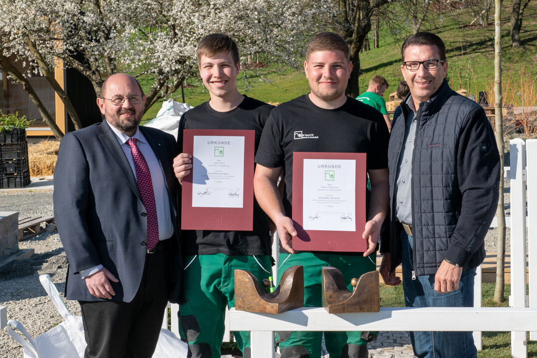 v.l.n.r: Gerhard Zäh, Präsident des VGL Bayern, zusammen mit den beiden Siegern, Julian Maier und Niklas Stadlmayr, sowie Josef Bullinger, Geschäftsführer der Bullinger GmbH & Co. KG.