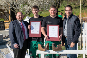 v.l.n.r: Gerhard Zh, Prsident des VGL Bayern, zusammen mit den beiden Siegern, Julian Maier und Niklas Stadlmayr, sowie Josef Bullinger, Geschftsfhrer der Bullinger GmbH & Co. KG.