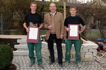 Christian Dobler (li.) und Marco Fkelsberger (re.) sind die glcklichen Sieger des 8. Bayern Cups. Noch glcklicher ber das Abschneiden seines Teams ist ihr Ausbilder Martin Gaissmaier.