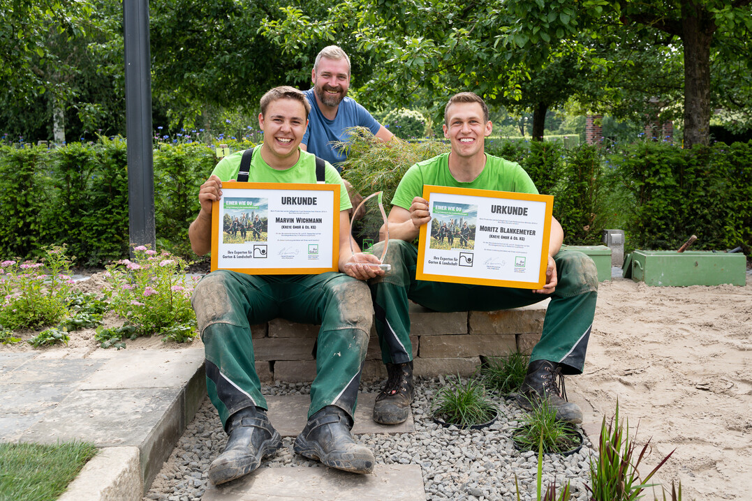 Thorsten Riedebusch (m.), Ausbilder bei Kreye in Ganderkesee kann stolz auf seinen Nachwuchs sein: Marvin Wiechmann (l.) und Moritz Blanke holten sich den Titel in Niedersachsen-Bremen und starten im September auf der BUGA im Bundeswettbewerb.