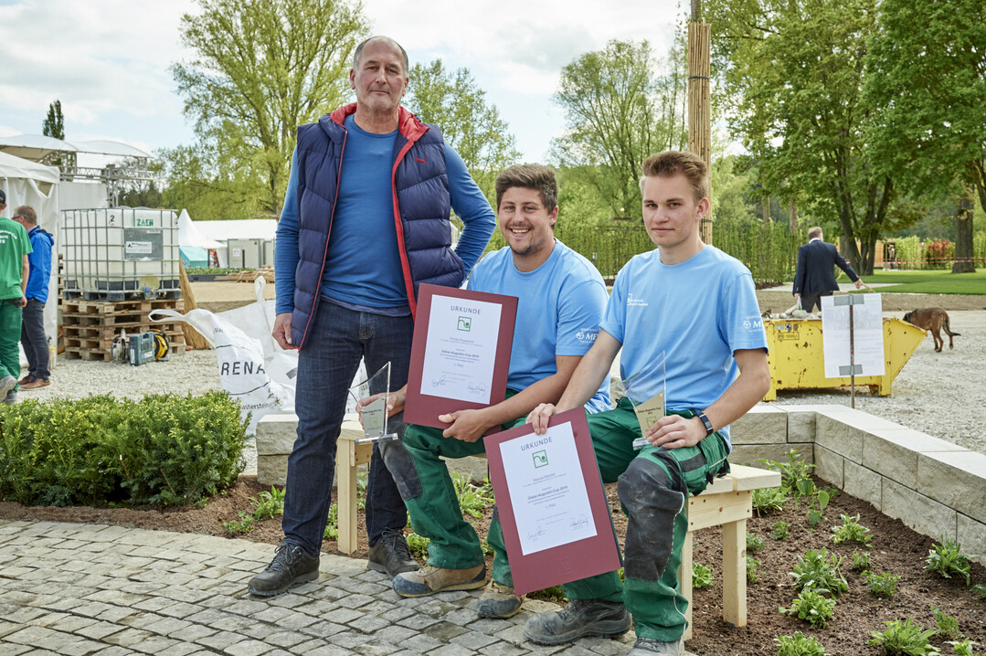 Norbert May, Ausbilder bei der May Landschaftsbau mit den beiden Gewinnern des Oskar-Augustin-Cups 2019, Florian Rupprecht und Manuel Marzell.