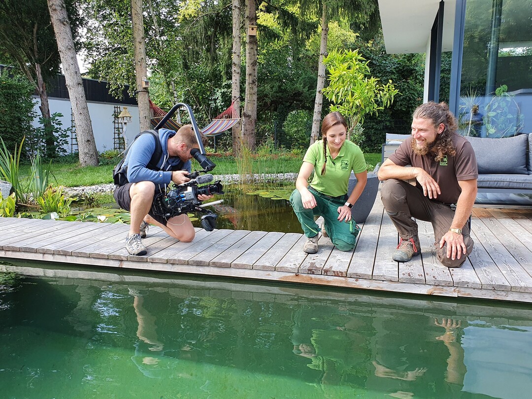 Landschaftsgärtnerin Theresa Hennemann und Landschaftsgärtner-Meister Johannes Goldes (rechts) bei den Aufnah-men zur neuen Filmserie „Projekte für Profis im Garten- und Landschaftsbau“ des VGL Bayern.