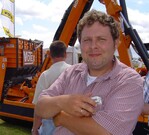 „Das ist mein erster Besuch auf der „demopark. Die Präsenz der einzelnen Aussteller ist überraschend gut.“ Tim Nissen legt besonderes Augenmerk auf den Bereich des Greenkeeping. „Ich suche hier vor allem den Aha-Effekt in der Art und Weise, wie bestimmte Arbeiten ausgeführt werden. Dinge, die man auch auf die eigene Arbeitsweise übertragen kann.“