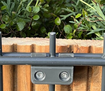 Innovativer Halter fr jeden Doppelstabmattenzaun