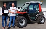 REFORM-Marketingleiter Martin Dachs (rechts im Bild) und Produktmanager David Baumgartner mit dem siegreichen Metrac H75 pro der in Bologna die internationale Auszeichnung „Tractor of the Year 2022“ erhielt.