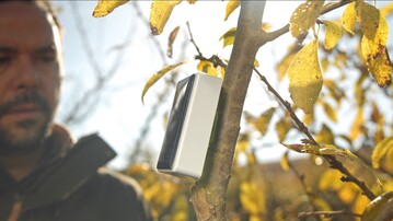 Treesense Pulse im Einsatz (im Hintergrund: Entwickler Giancarlo Foder)