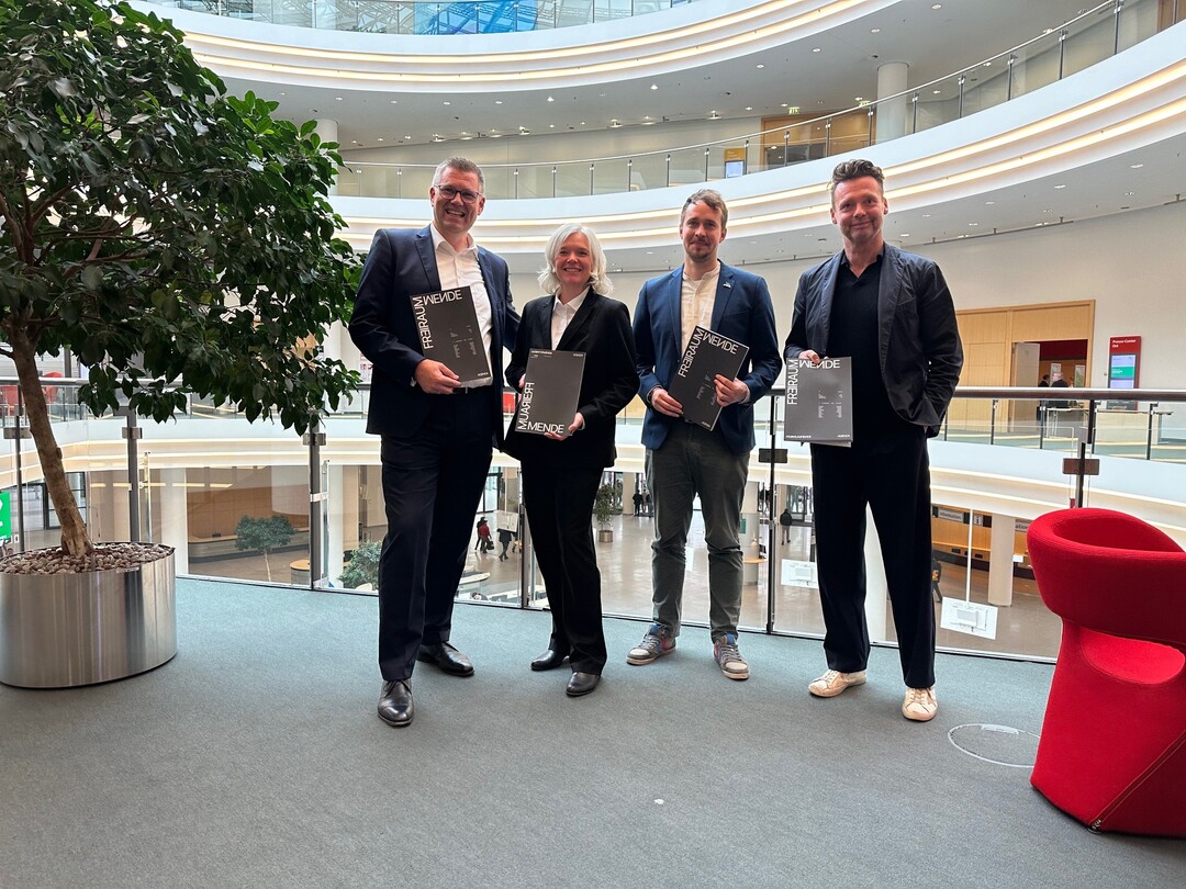 BEGA will die Freiraumwende. Zusammen mit Stephan Lenzen (r.) Prsident des BDLA, und Stefan Petzold (2.v.r.), Referent fr Siedlungsentwicklung und Stadtnatur beim NABU stellten Andr Schweins (BEGA) und Simone Lafrenz (Agentur Brandrevier) Journalisten ihre Agenda vor.<br>
