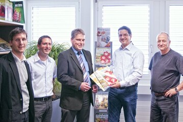 (vlnr) Der neue Art Director Ren Michlig, Chefredaktor Dr. Uwe J. Messer, neuer Verlagsleiter Markus Probst, Lzza Cadonau (ehem. Verlagsleiter) und Redakteur Bert Stankowski bei der Verlagbergabe